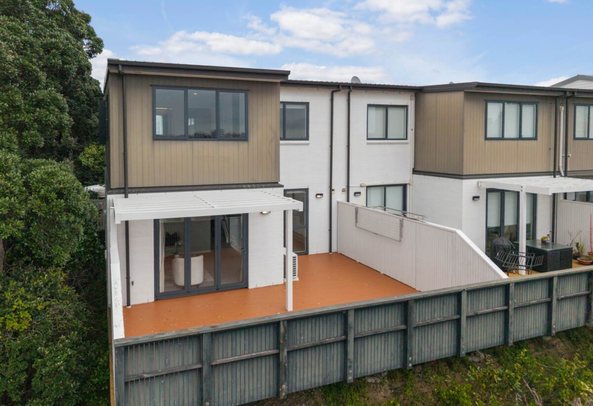 Move-in ready, repainted inside, 5 beds home on 554m2 section, 33 Komanawa Lane, Mt Wellington, Auckland
