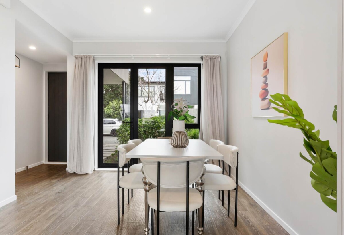 Move-in ready, repainted inside, 5 beds home on 554m2 section, 33 Komanawa Lane, Mt Wellington, Auckland