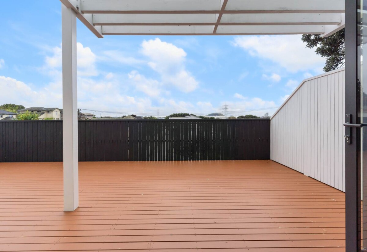Move-in ready, repainted inside, 5 beds home on 554m2 section, 33 Komanawa Lane, Mt Wellington, Auckland