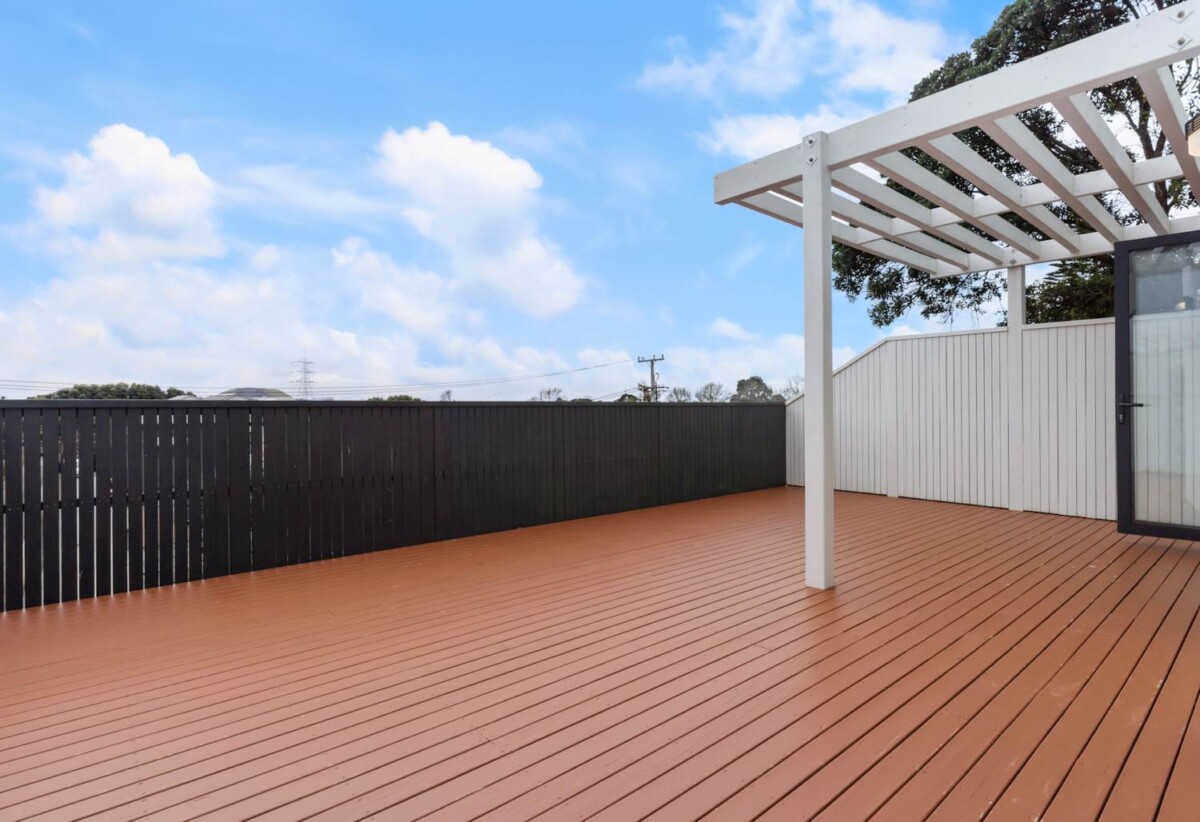 Move-in ready, repainted inside, 5 beds home on 554m2 section, 33 Komanawa Lane, Mt Wellington, Auckland