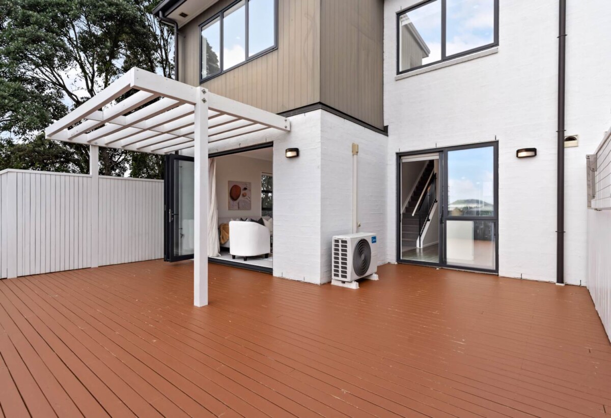 Move-in ready, repainted inside, 5 beds home on 554m2 section, 33 Komanawa Lane, Mt Wellington, Auckland
