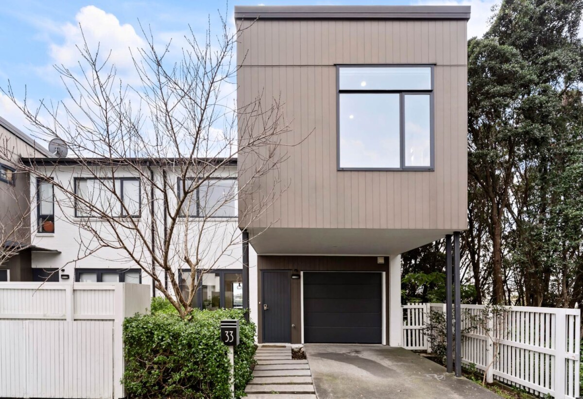 Move-in ready, repainted inside, 5 beds home on 554m2 section, 33 Komanawa Lane, Mt Wellington, Auckland