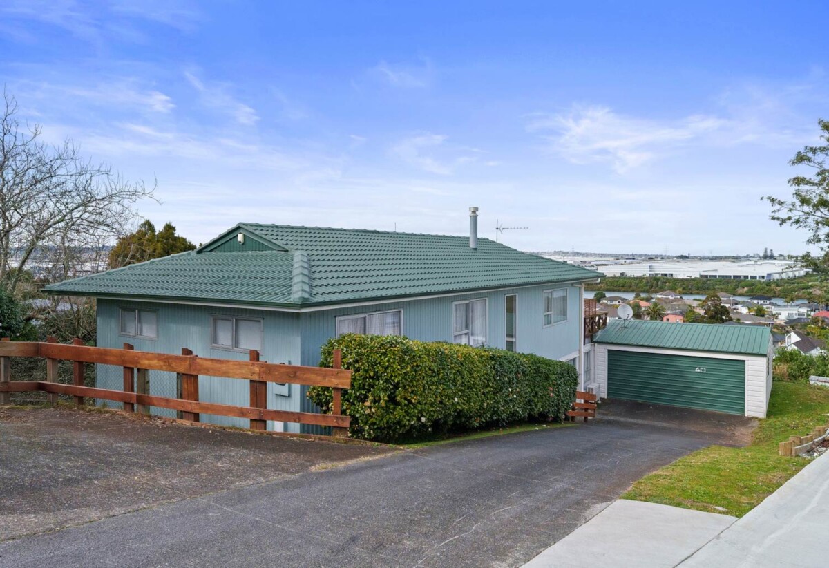 3 beds 2 bath house on 1141m2 section, Zoned for Edgewater College, Riverhills School and Pakuranga Intermediate, and situated close to local amenities, shopping centres, parks and public transport, 40 Ellesmere Crescent, Pakuranga Heights, Auckland