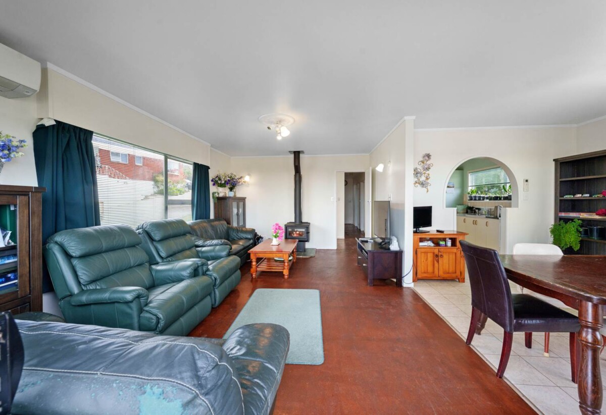 3 beds 2 bath house on 1141m2 section, Zoned for Edgewater College, Riverhills School and Pakuranga Intermediate, and situated close to local amenities, shopping centres, parks and public transport, 40 Ellesmere Crescent, Pakuranga Heights, Auckland