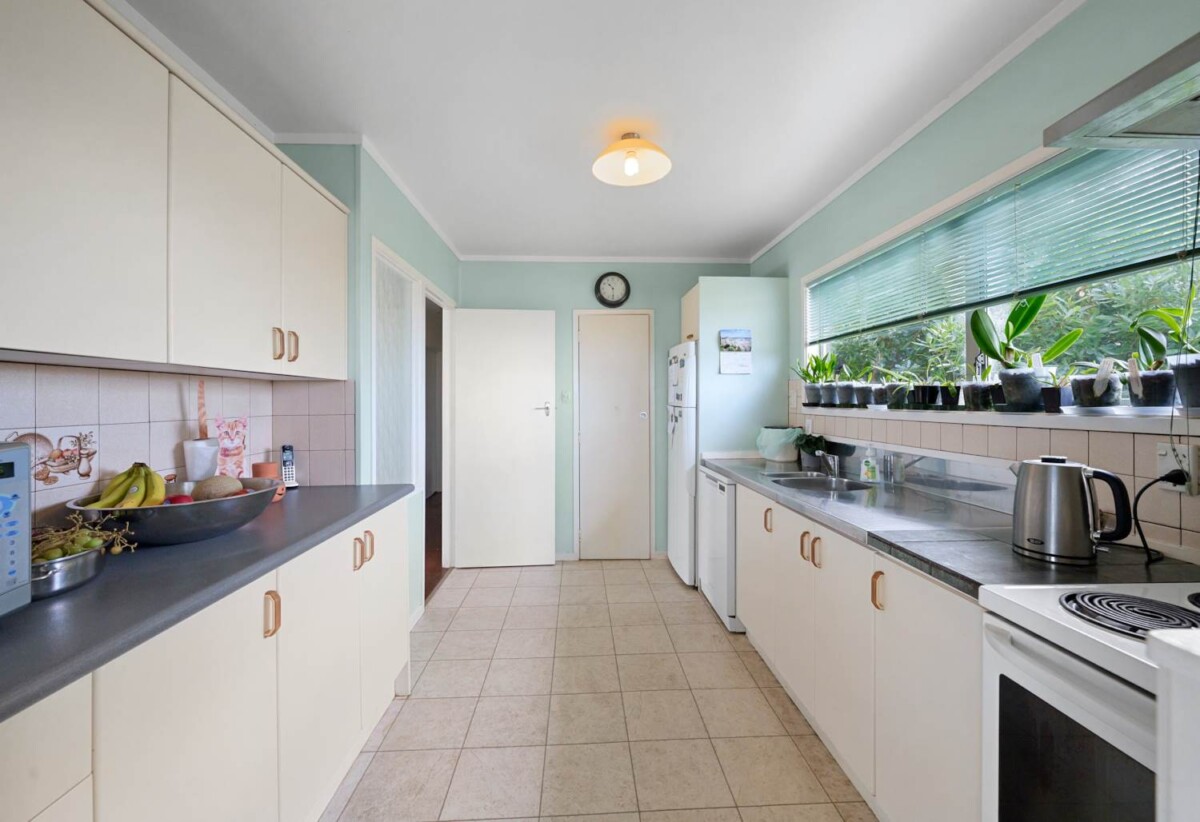 3 beds 2 bath house on 1141m2 section, Zoned for Edgewater College, Riverhills School and Pakuranga Intermediate, and situated close to local amenities, shopping centres, parks and public transport, 40 Ellesmere Crescent, Pakuranga Heights, Auckland