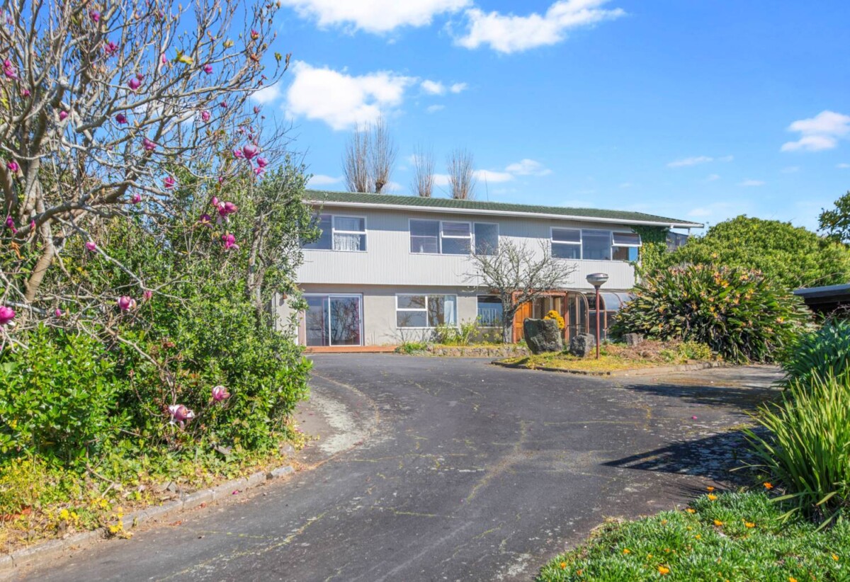 Extra Large 1,558m² Hilltop Gem, 13 Chatsworth Crescent, Pakuranga Heights, Auckland