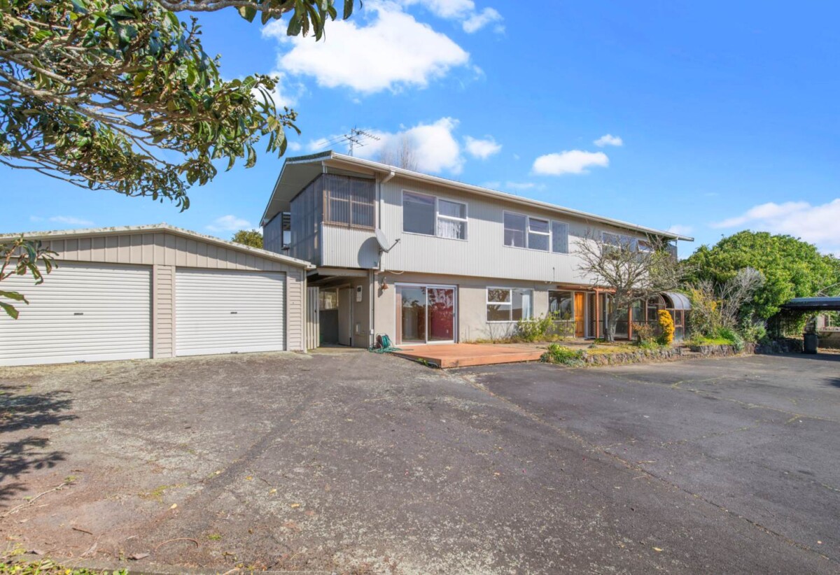 Extra Large 1,558m² Hilltop Gem, 13 Chatsworth Crescent, Pakuranga Heights, Auckland