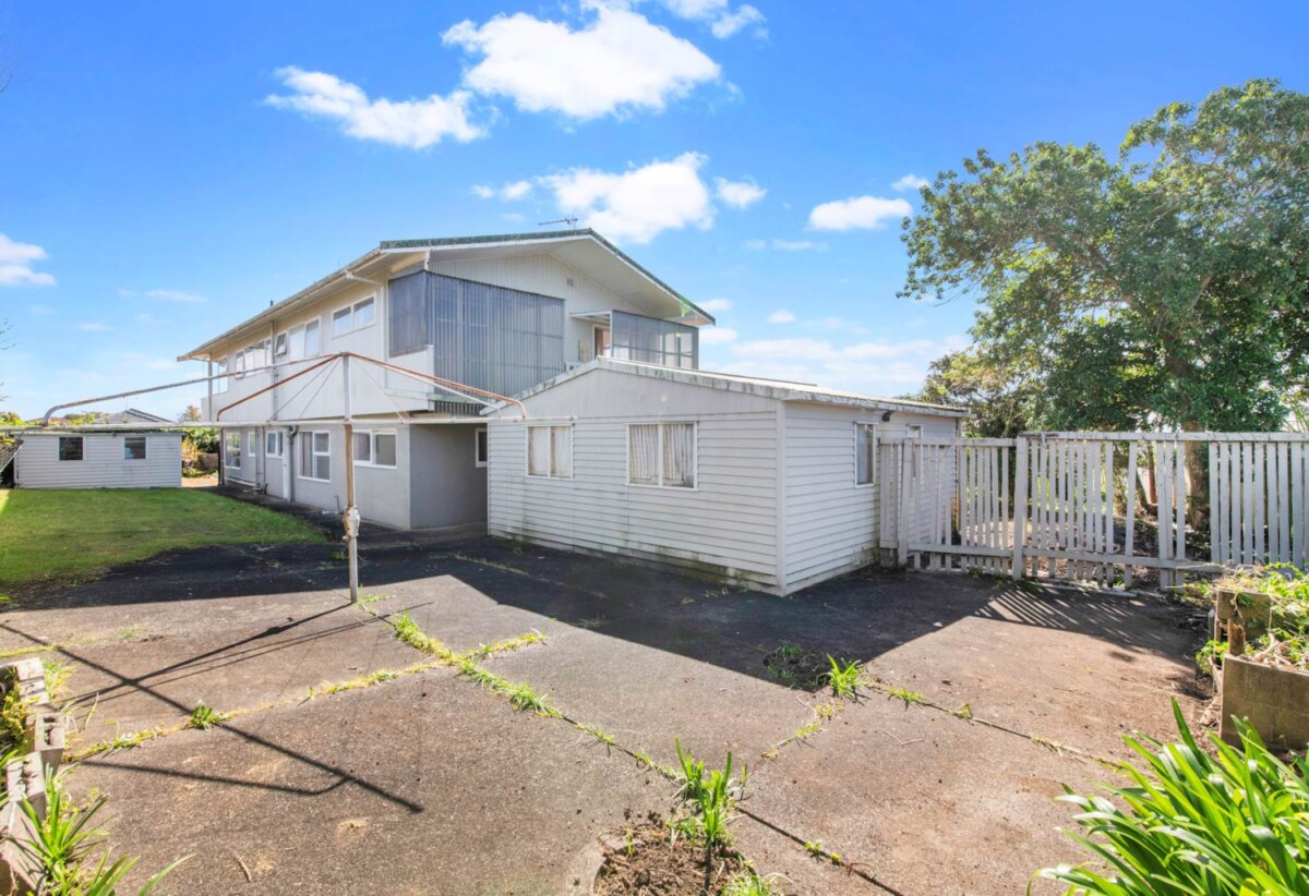 Extra Large 1,558m² Hilltop Gem, 13 Chatsworth Crescent, Pakuranga Heights, Auckland