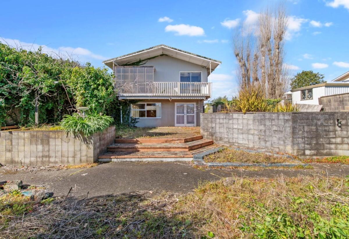 Extra Large 1,558m² Hilltop Gem, 13 Chatsworth Crescent, Pakuranga Heights, Auckland