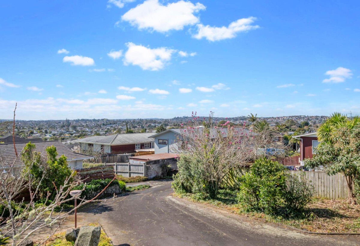 Extra Large 1,558m² Hilltop Gem, 13 Chatsworth Crescent, Pakuranga Heights, Auckland