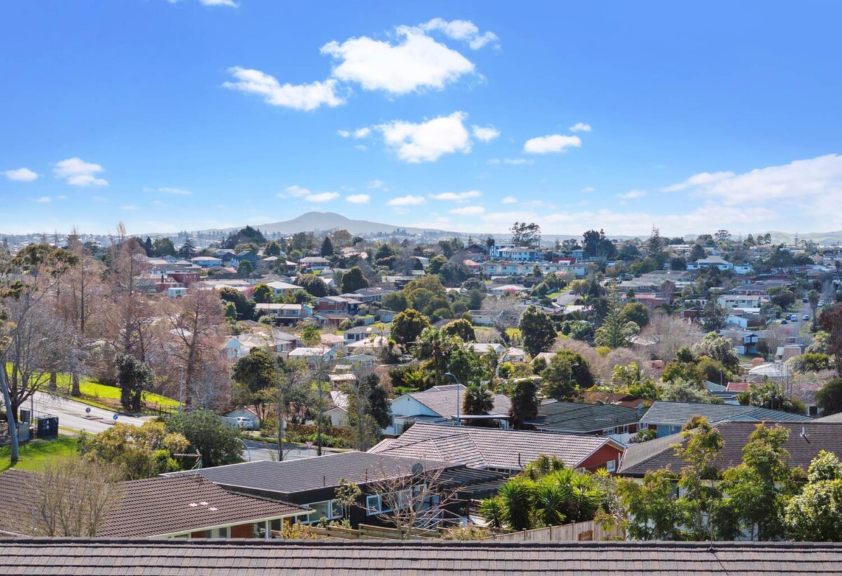 Extra Large 1,558m² Hilltop Gem, 13 Chatsworth Crescent, Pakuranga Heights, Auckland