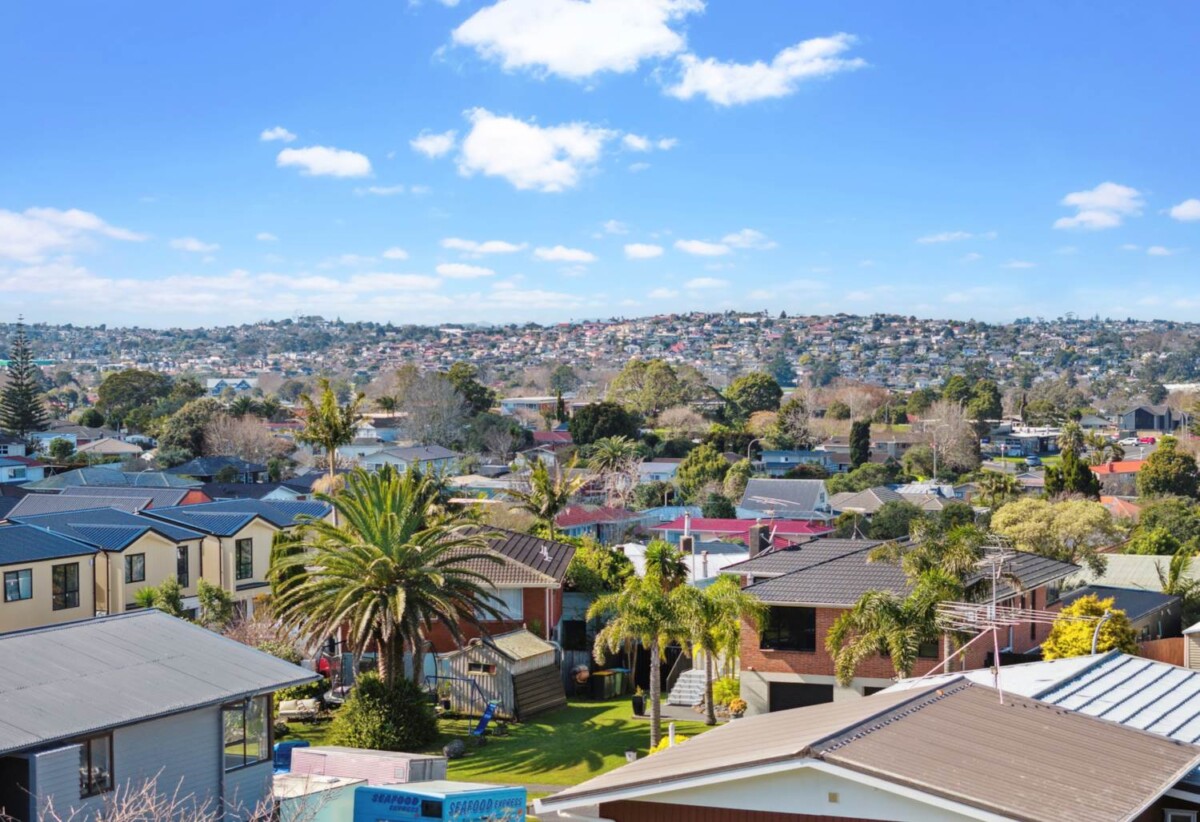 Extra Large 1,558m² Hilltop Gem, 13 Chatsworth Crescent, Pakuranga Heights, Auckland