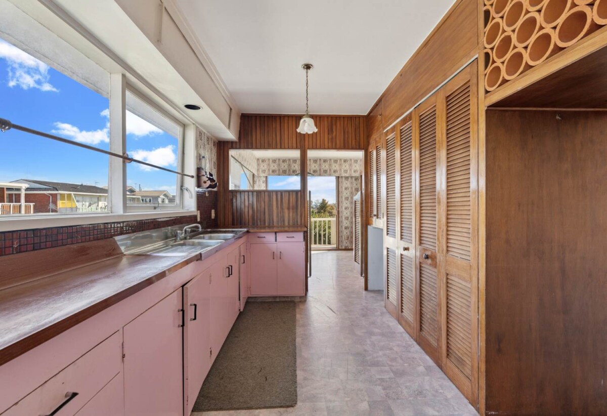 Extra Large 1,558m² Hilltop Gem, 13 Chatsworth Crescent, Pakuranga Heights, Auckland