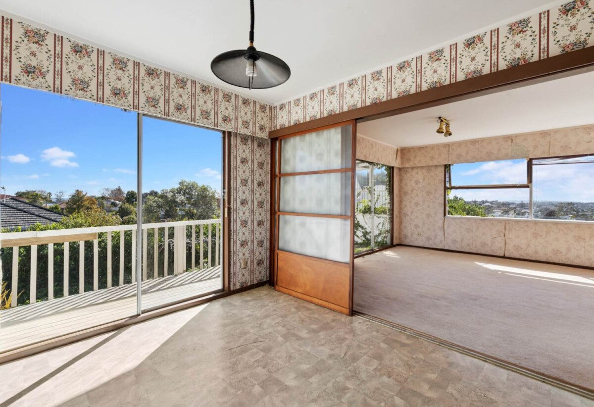 Extra Large 1,558m² Hilltop Gem, 13 Chatsworth Crescent, Pakuranga Heights, Auckland
