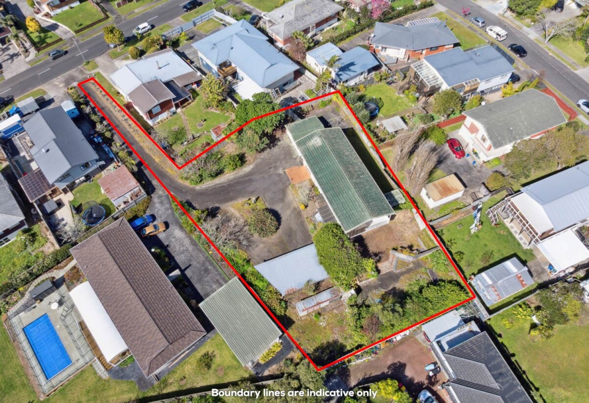 Extra Large 1,558m² Hilltop Gem, 13 Chatsworth Crescent, Pakuranga Heights, Auckland