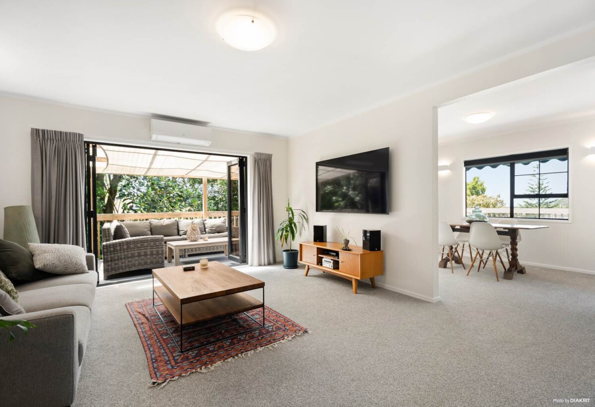 SPACIOUS FAMILY HOME – 4 Beds & 3 Bathrooms & DG, 1/5 Halder Place, Torbay, Auckland