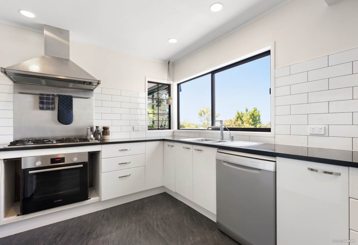 SPACIOUS FAMILY HOME – 4 Beds & 3 Bathrooms & DG, 1/5 Halder Place, Torbay, Auckland