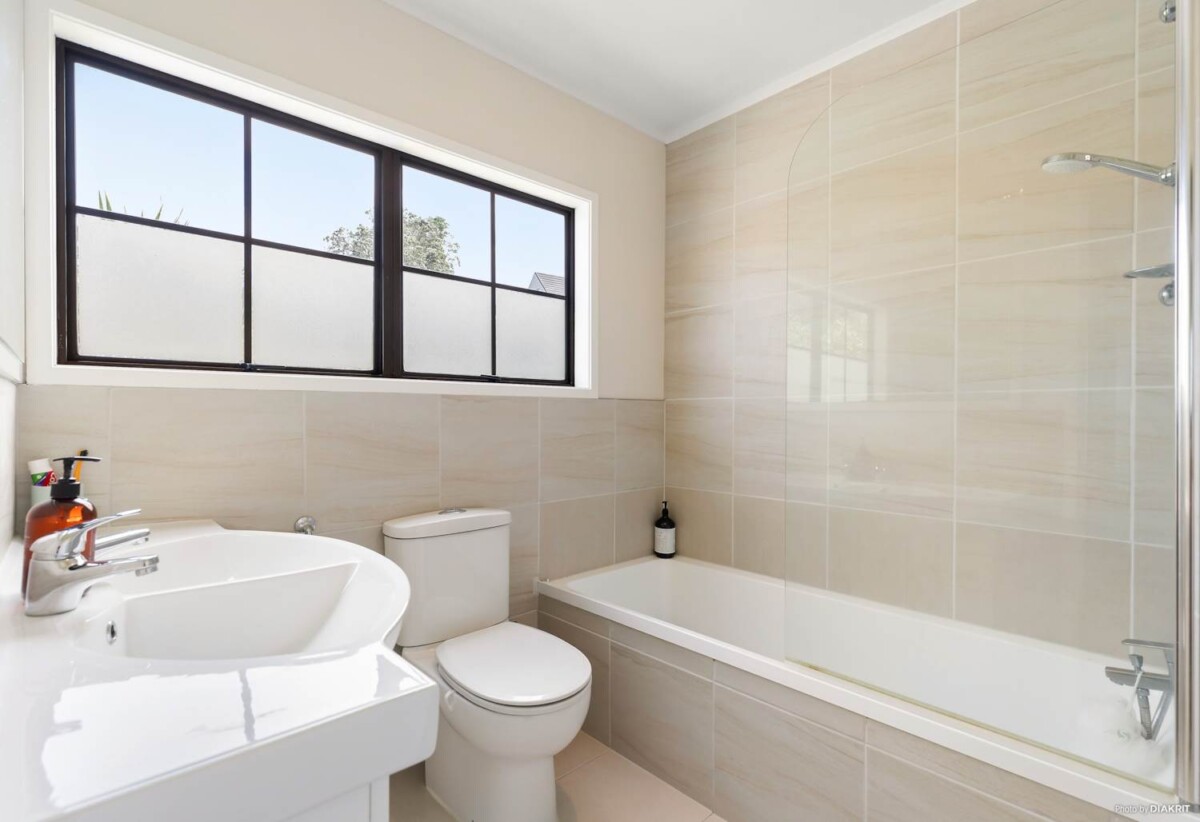 SPACIOUS FAMILY HOME – 4 Beds & 3 Bathrooms & DG, 1/5 Halder Place, Torbay, Auckland