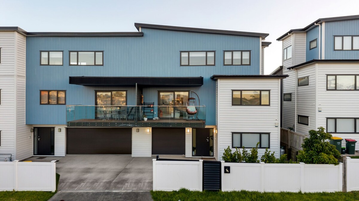 Priced under CV , 191m2 4 beds 3 baths house with garage, Centrally located – easy access to shops, public transport, parks, and amenities, 2/2 Marion Avenue, Mount Roskill, Auckland