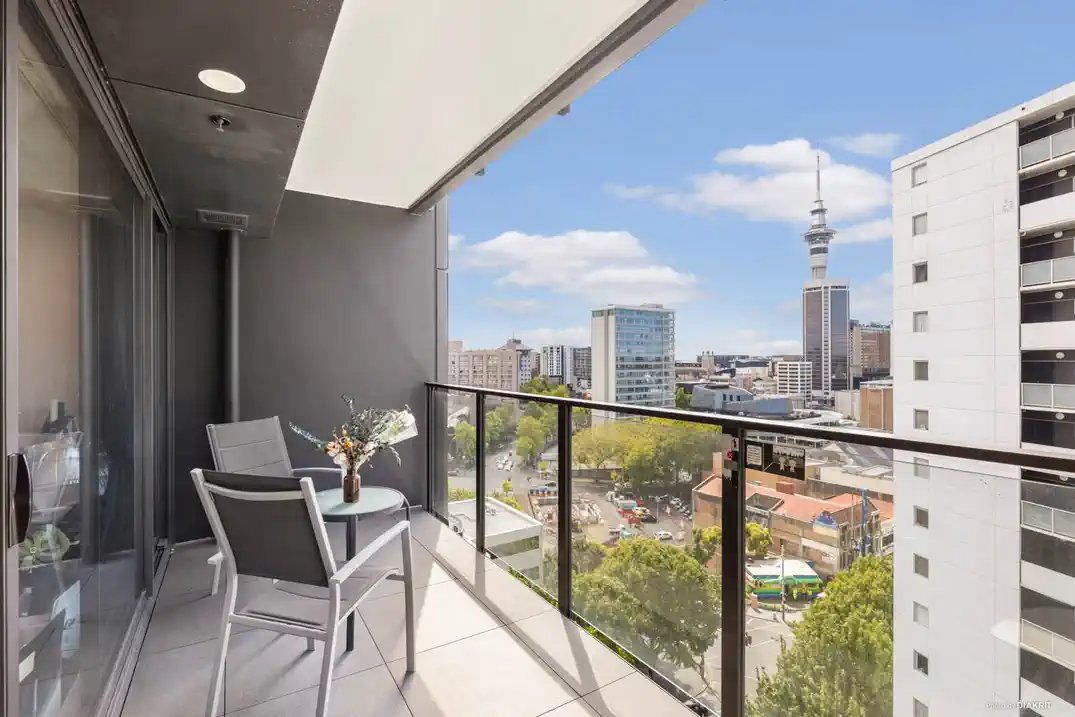 Double Grammar school zone, Freehold 2 beds 2 baths apartment, 71sqm including a 7sqm balcony, Full furniture package is included, move-in ready, 0.9 km to Auckland Girls’ Grammar School, 1.7 km to Auckland Grammar, 1208/438 Queen Street, City Centre, Auckland
