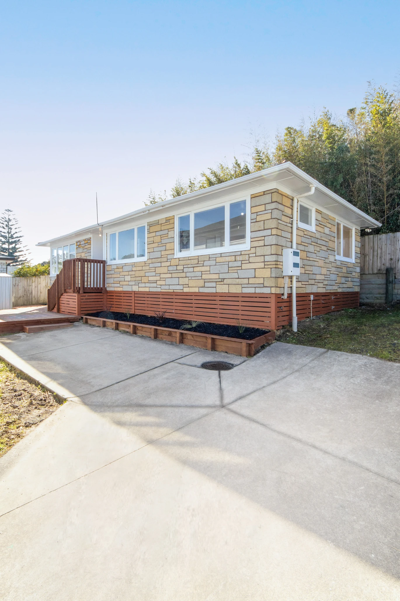 Move-in ready, RENOVATED standalone 3 beds 1.5 baths house on 290m2 section, close to schools, shops and public transport, 26A Jamaica Place, Blockhouse Bay, Auckland