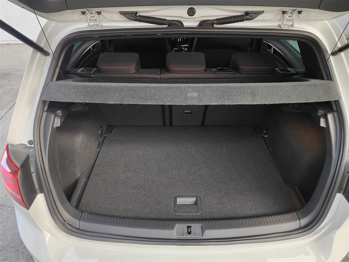 2015 Volkswagen Golf GTI/TURBO/DCC PACKAGE/GRADE 4.5 Hatchback Automatic, 5 seats, Petrol, 2,000 cc, 76,655 km