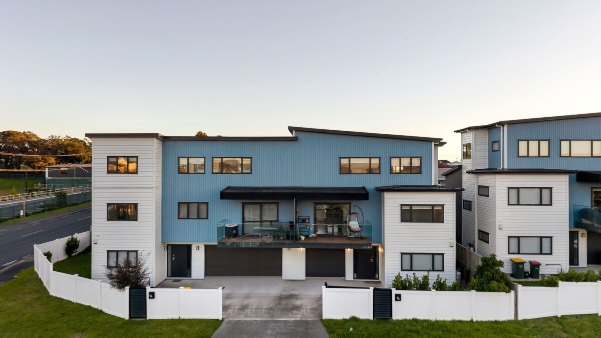 Priced under CV , 191m2 4 beds 3 baths house with garage, Centrally located – easy access to shops, public transport, parks, and amenities, 2/2 Marion Avenue, Mount Roskill, Auckland