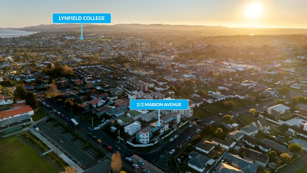Priced under CV , 191m2 4 beds 3 baths house with garage, Centrally located – easy access to shops, public transport, parks, and amenities, 2/2 Marion Avenue, Mount Roskill, Auckland