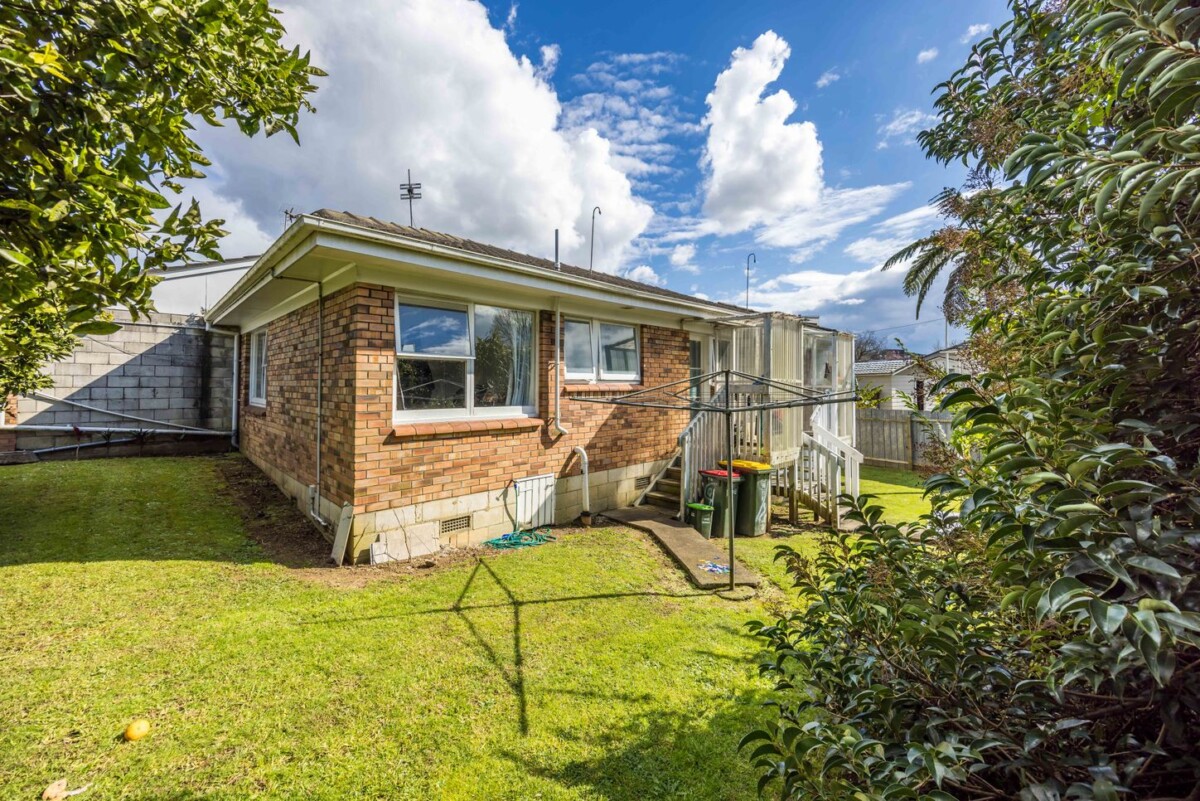 10 x Brick and Tile Units on a single Freehold Title, 28 Landscape Road, Papatoetoe, Auckand