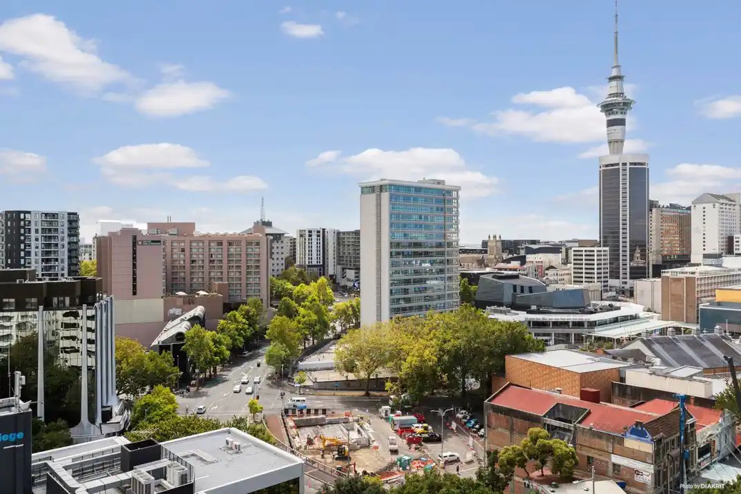 Double Grammar school zone, Freehold 2 beds 2 baths apartment, 71sqm including a 7sqm balcony, Full furniture package is included, move-in ready, 0.9 km to Auckland Girls’ Grammar School, 1.7 km to Auckland Grammar, 1208/438 Queen Street, City Centre, Auckland