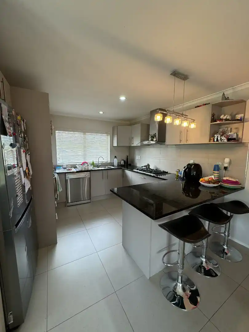 For rent, 4 bedrooms 2 bathrooms house, 262 Murphys Road, Flat Bush, Auckland, Available Mid October