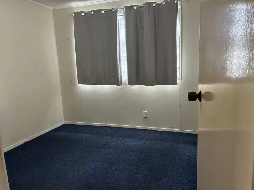 Pet friendly, 3 bedrooms 1 bathroom house, 1/8 Penion Drive, Flat Bush, Auckland, Available Now