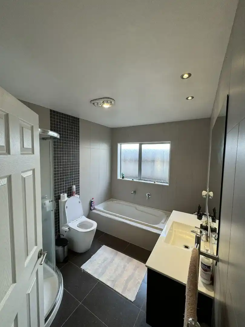 For rent, 4 bedrooms 2 bathrooms house, 262 Murphys Road, Flat Bush, Auckland, Available Mid October