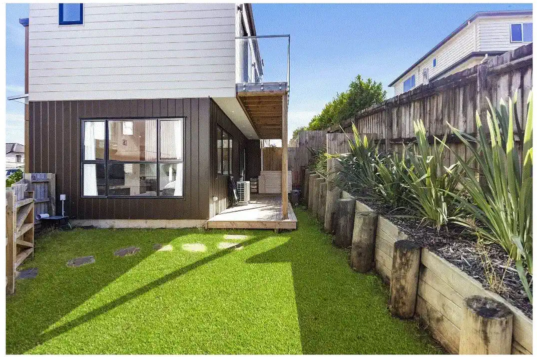 3 beds 2.5 baths home with backyard, close to Albany Mall, motorway access, schools, 0.4 km to Oteha Valley School, 0.7 km to Northcross Intermediate, 3 km to Long Bay College, 16/26 Springvale Drive, Fairview Heights, Auckland