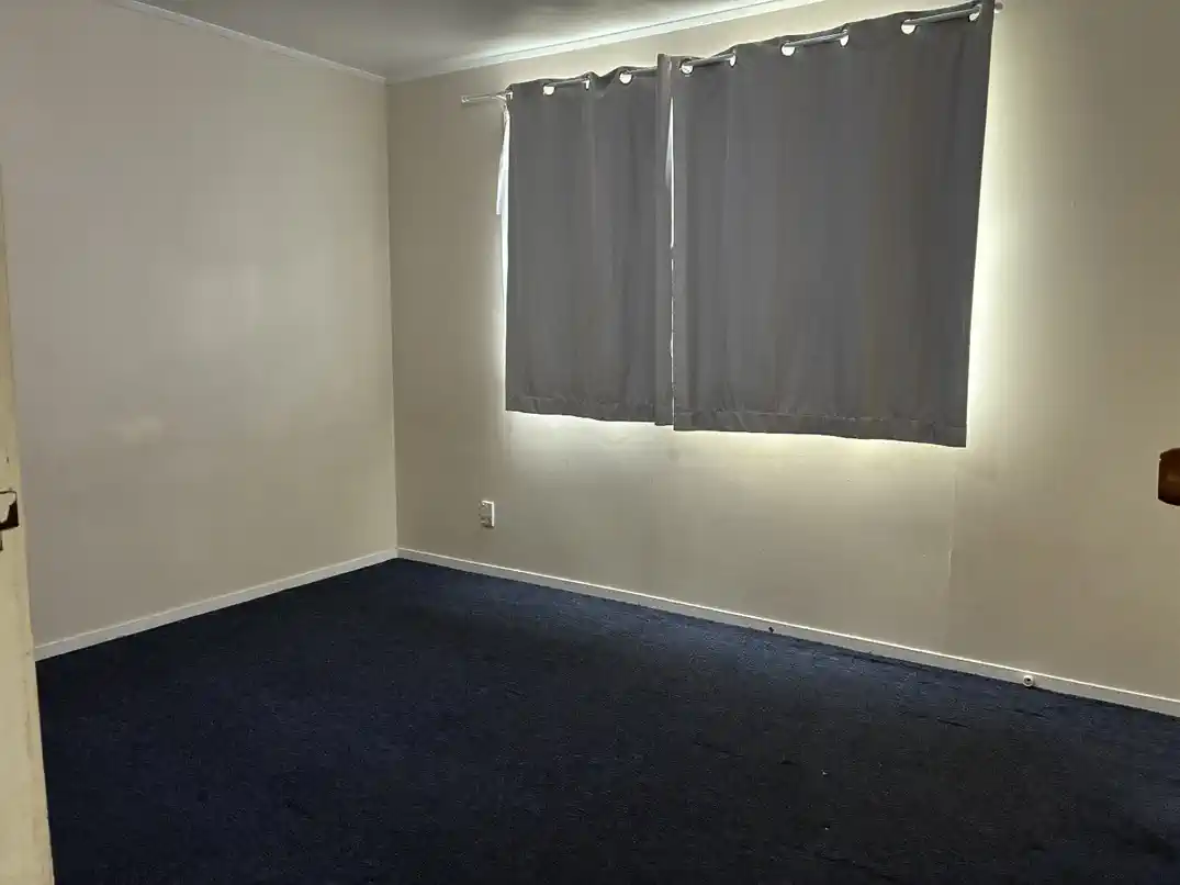 Pet friendly, 3 bedrooms 1 bathroom house, 1/8 Penion Drive, Flat Bush, Auckland, Available Now
