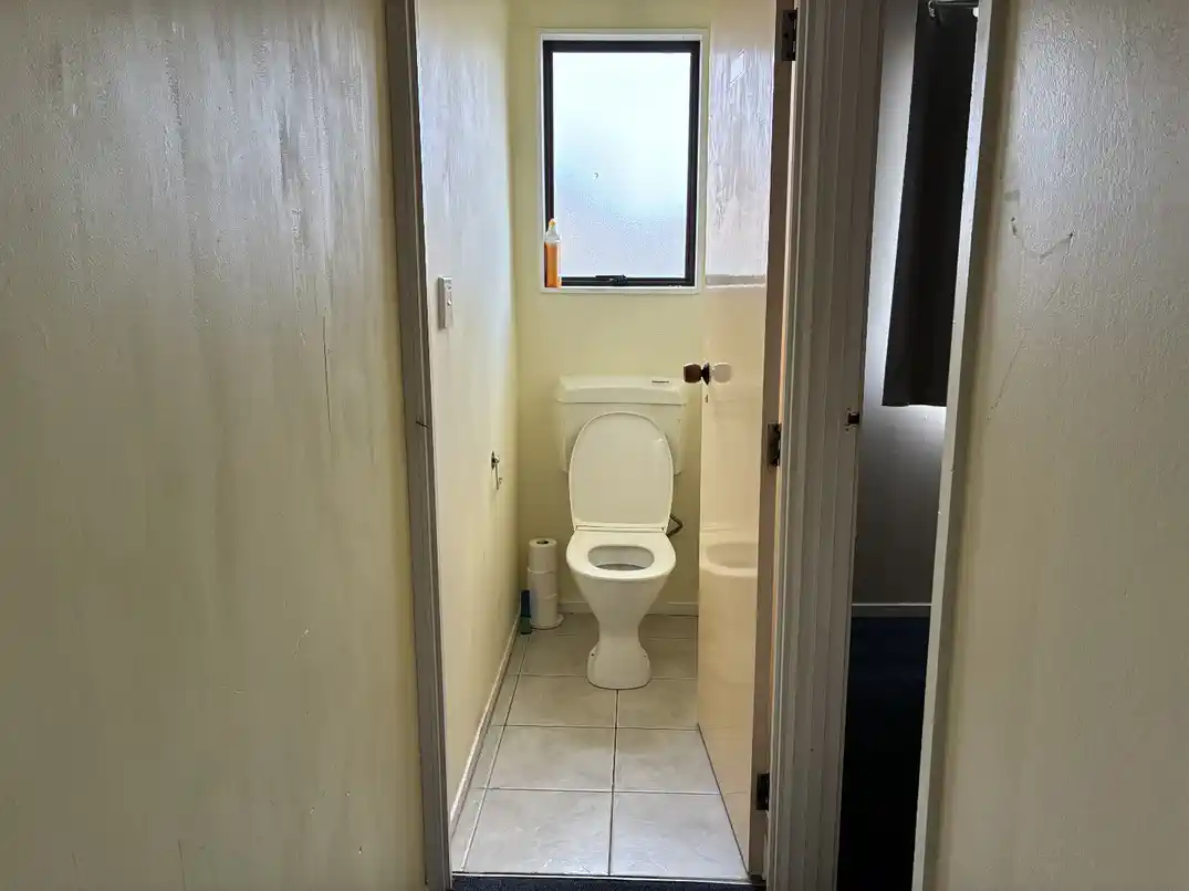 Pet friendly, 3 bedrooms 1 bathroom house, 1/8 Penion Drive, Flat Bush, Auckland, Available Now