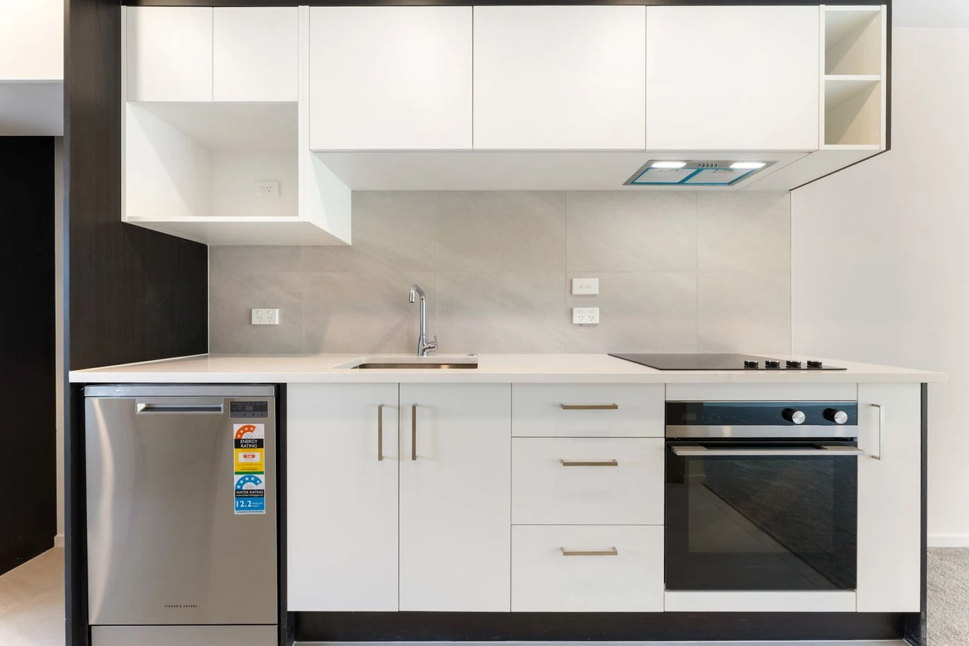 Brand New 3 beds 2 baths home with garage and backyard, Just steps from the train station and bus stops, Close to malls, schools and amenties, 3/11 Seymour Road, Sunnyvale, Auckland