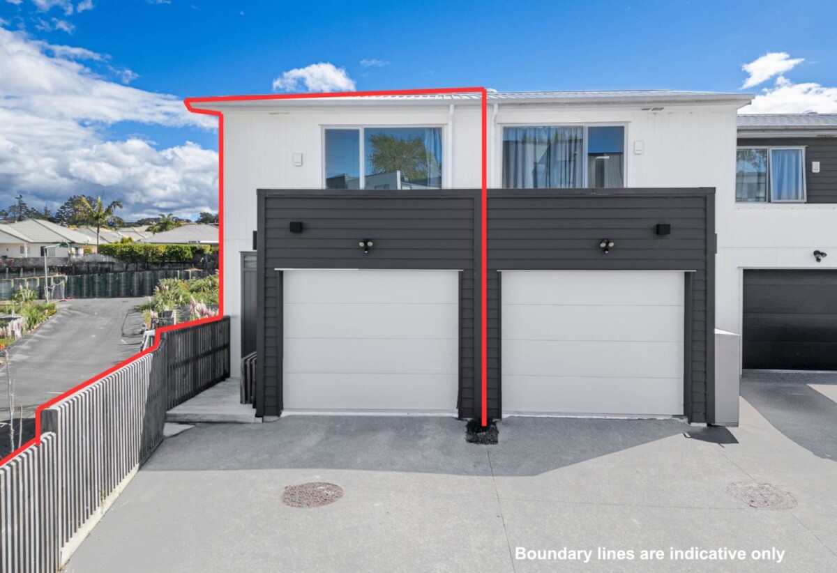 Spacious, Stylish & Granny Potential, 3/ 10 Vinifera Place, Albany, Auckland