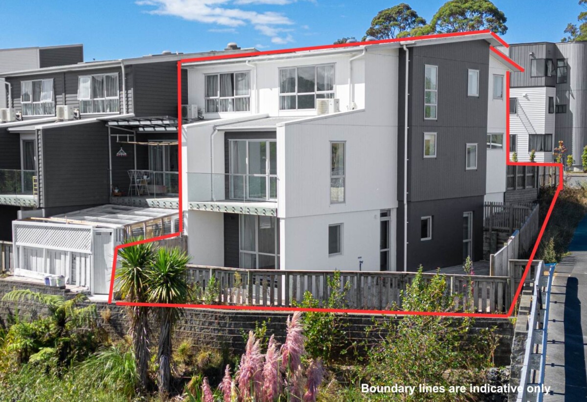 Spacious, Stylish & Granny Potential, 3/ 10 Vinifera Place, Albany, Auckland