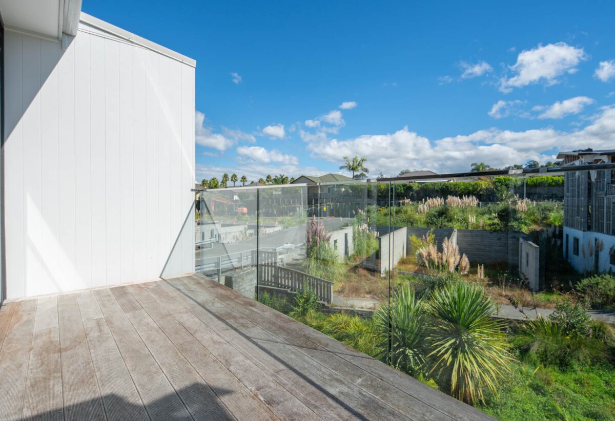 Spacious, Stylish & Granny Potential, 3/ 10 Vinifera Place, Albany, Auckland
