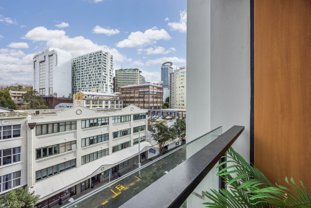 Way below CV, 51m2 freehold 2 beds (one is a versatile flexi-room) 1 bath apartment, Currently Rented for $630/week, 607/70 Anzac Avenue, Auckland Central, Auckland