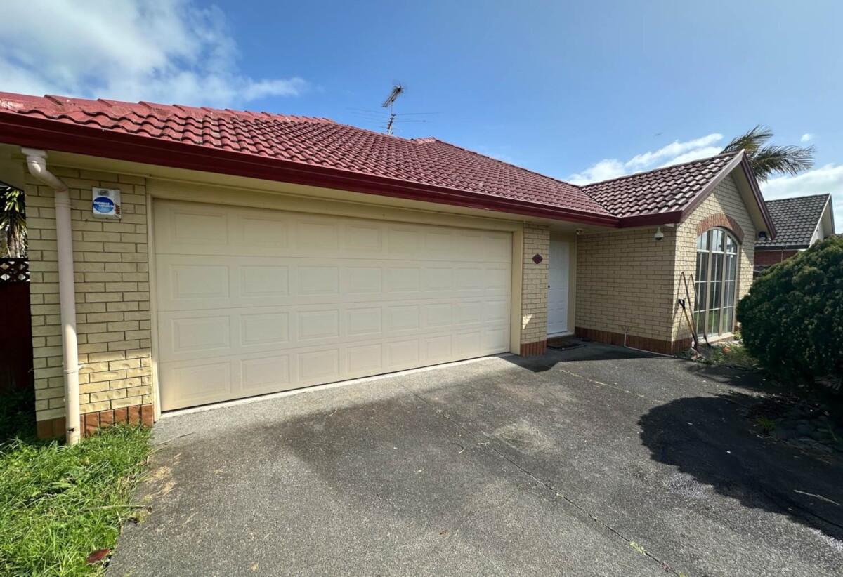 3 bedrooms 2 bathrooms house, GARAGE NOT INCLUDED, No Pets, 116 Burswood Drive, Burswood, Auckland, available now
