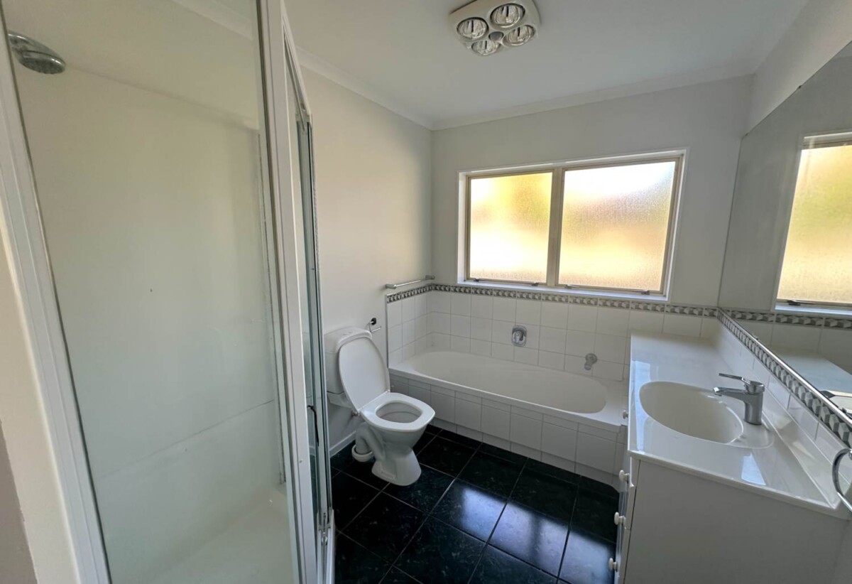 3 bedrooms 2 bathrooms house, GARAGE NOT INCLUDED, No Pets, 116 Burswood Drive, Burswood, Auckland, available now