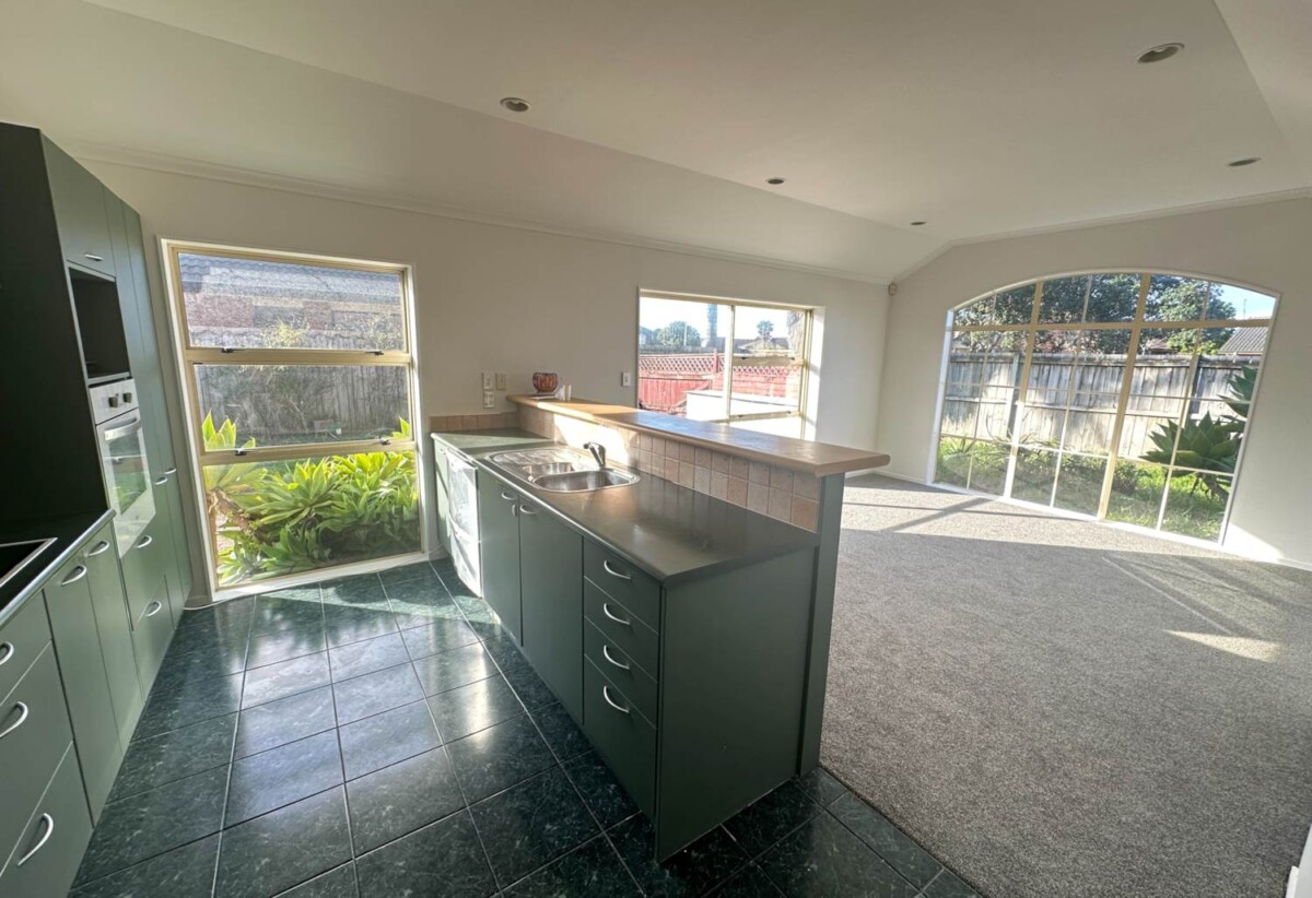 3 bedrooms 2 bathrooms house, GARAGE NOT INCLUDED, No Pets, 116 Burswood Drive, Burswood, Auckland, available now