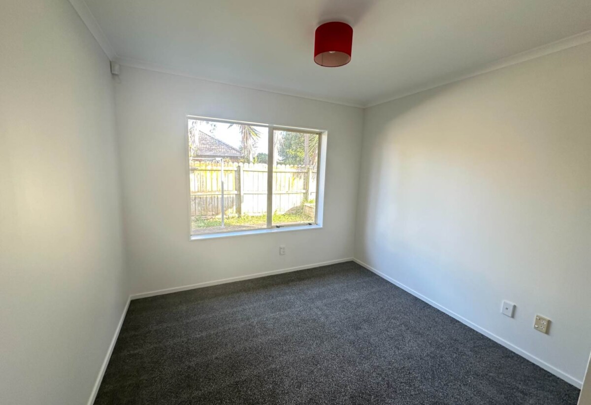 3 bedrooms 2 bathrooms house, GARAGE NOT INCLUDED, No Pets, 116 Burswood Drive, Burswood, Auckland, available now