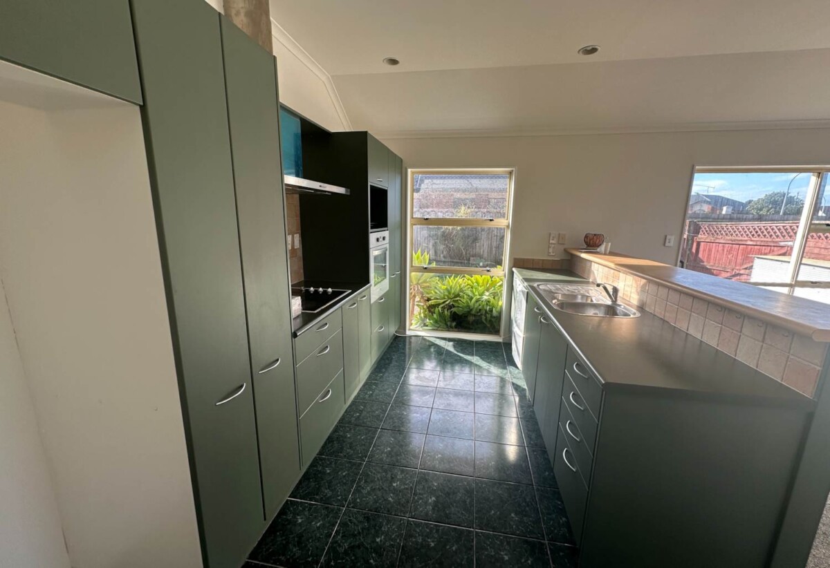 3 bedrooms 2 bathrooms house, GARAGE NOT INCLUDED, No Pets, 116 Burswood Drive, Burswood, Auckland, available now
