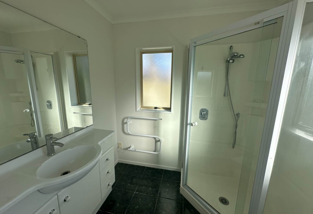 3 bedrooms 2 bathrooms house, GARAGE NOT INCLUDED, No Pets, 116 Burswood Drive, Burswood, Auckland, available now