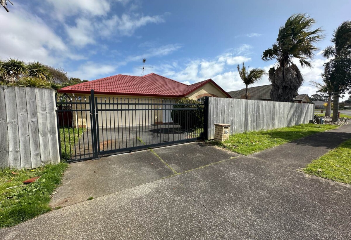 3 bedrooms 2 bathrooms house, GARAGE NOT INCLUDED, No Pets, 116 Burswood Drive, Burswood, Auckland, available now