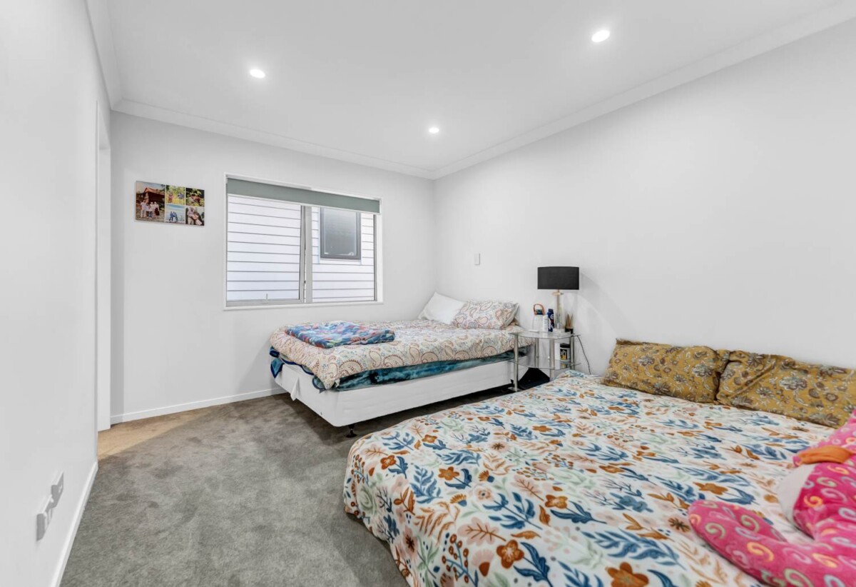 7 beds house with 2 bedroom granny & 2 kitchens, 15 Uru Drive, Flat Bush, Auckland