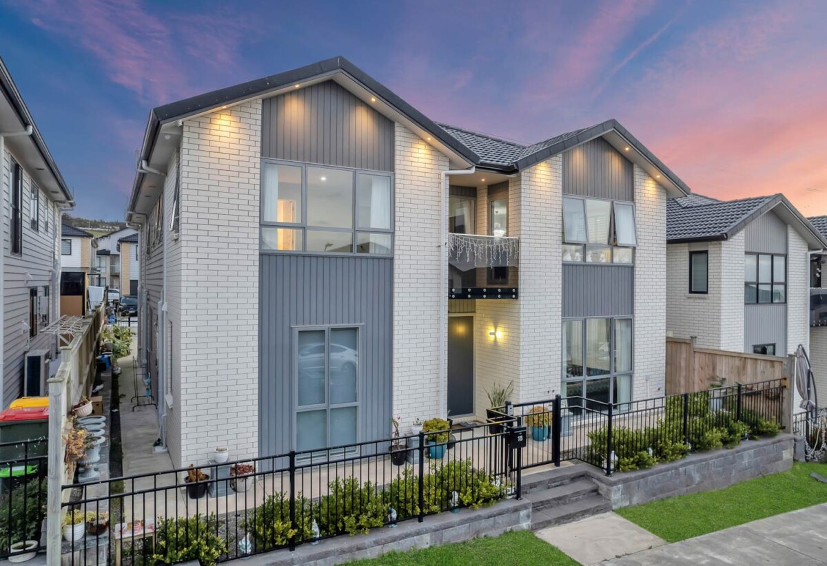 7 beds house with 2 bedroom granny & 2 kitchens, 15 Uru Drive, Flat Bush, Auckland